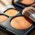 Jak prawidłowo aplikować bronzer? Przewodnik po technikach