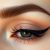 Jak wykonać perfekcyjne kreski eyelinerem? Poradnik krok po kroku